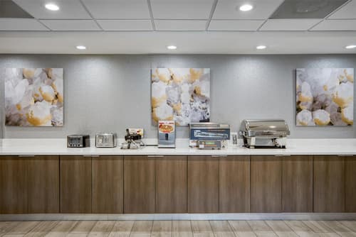 SureStay Plus Hotel by Best Western Chicago Lombard, Breakfast area