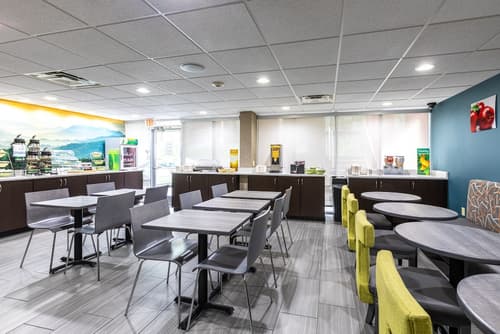 Quality Inn Asheville Downtown Tunnel Road, Breakfast area