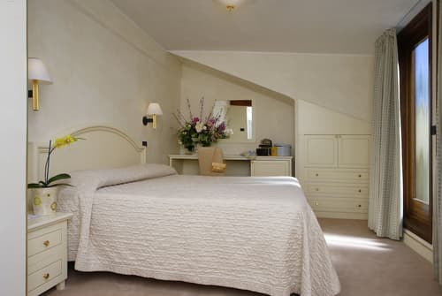 Carlton Capri Hotel, Room