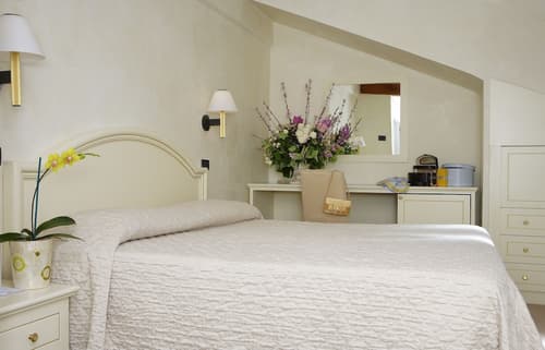 Carlton Capri Hotel, Room