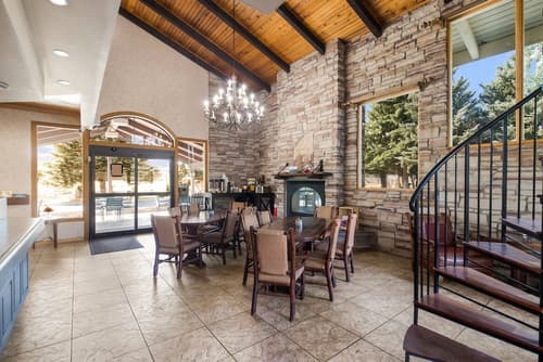 The Inn at Tomichi Village, Lobby lounge