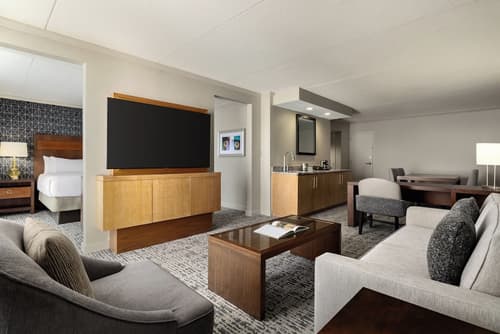 DoubleTree by Hilton Pittsburgh - Green Tree