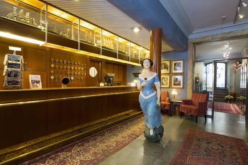 Lady Hamilton Hotel, Reception