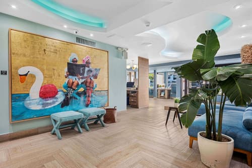 Abitta Condado, Lobby