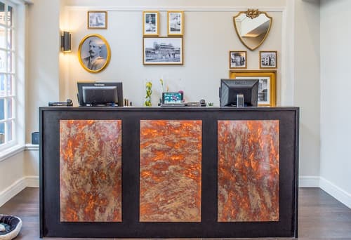 King George Hotel, Reception