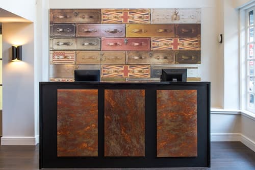 King George Hotel, Reception