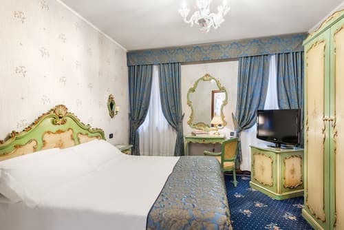 Hotel Montecarlo, Room