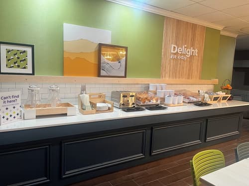 Spark by Hilton Lockport, Breakfast area