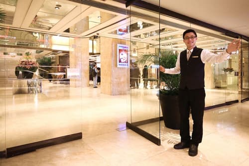 Regal Kowloon Hotel, Interior entrance
