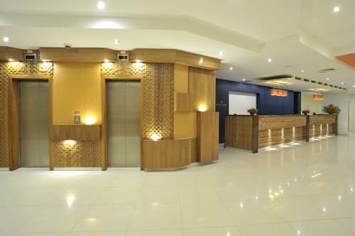 Sopatel Silmande, Lobby