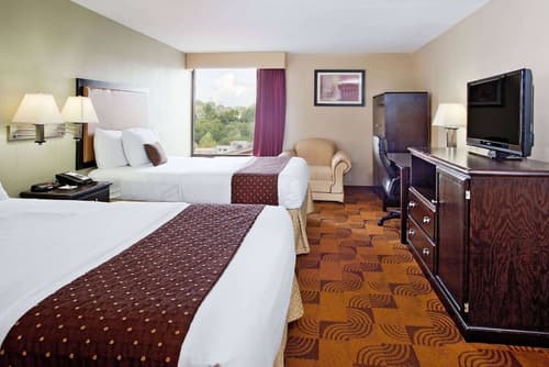 La Quinta Inn & Suites by Wyndham Memphis Airport Graceland