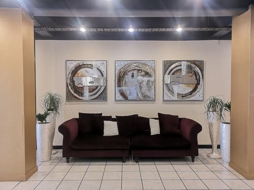 Kiwi International Hotel, Reception