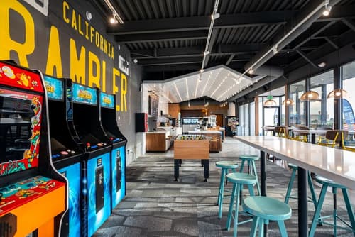 The Rambler Hotel, Arcade