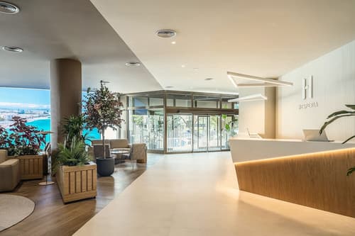 Hesperia Sant Just, Reception