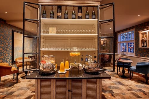 Carlton Ambassador Hotel, Restaurant