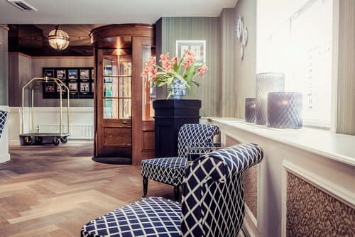 Carlton Ambassador Hotel, Lobby