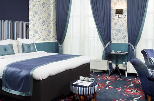 Carlton Ambassador Hotel, Room