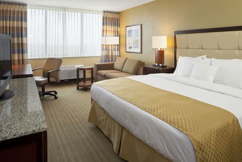 DoubleTree by Hilton St. Louis - Westport, Room