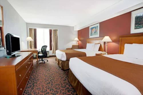 Ramada by Wyndham Niagara Falls/Fallsview, Room