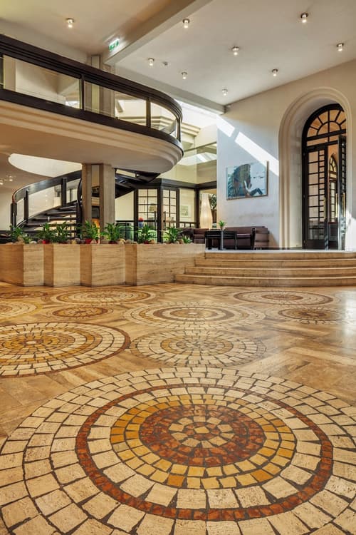 Hotel Central, Reception