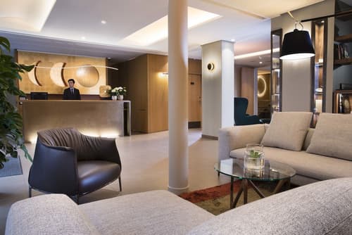 Hotel Le Six, Reception