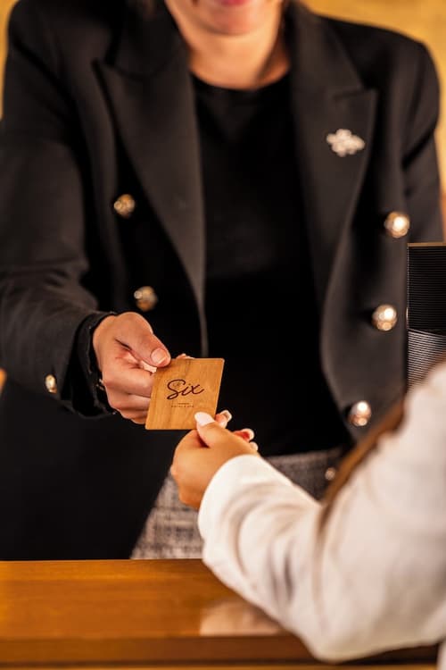 Hotel Le Six, Reception