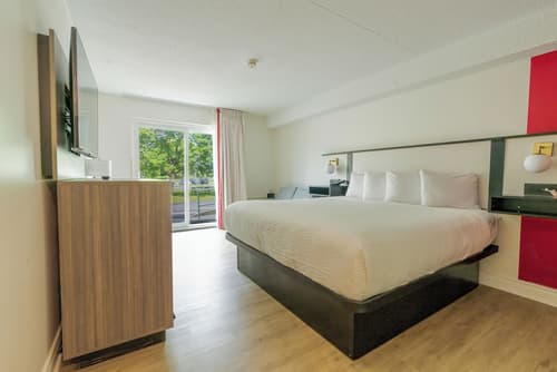 Ramada by Wyndham Kingston, Room