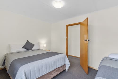 Martin Cash Motel, Room