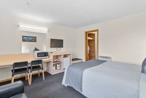 Martin Cash Motel, Room