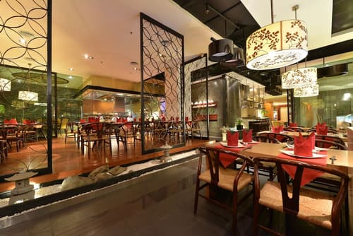 Equatorial Ho Chi Minh City, Restaurant