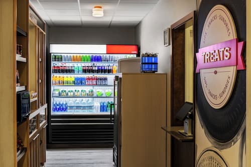 Hampton Inn Tropicana, Lobby