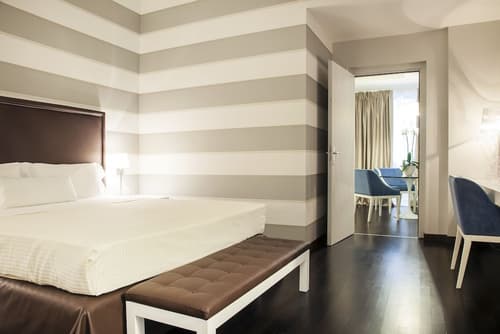 Sina De la Ville, Room