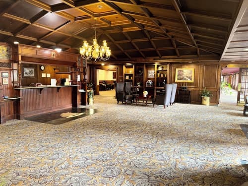 Historic Santa Maria Inn, Lobby