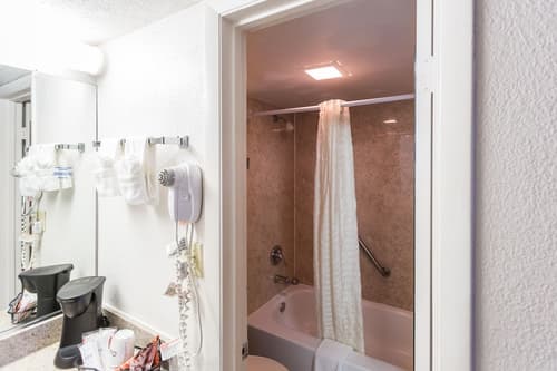 Maingate Lakeside Resort & Hotel, 