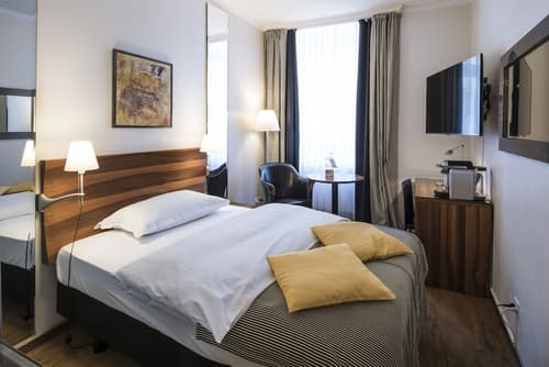 Central Plaza Hotel, Room