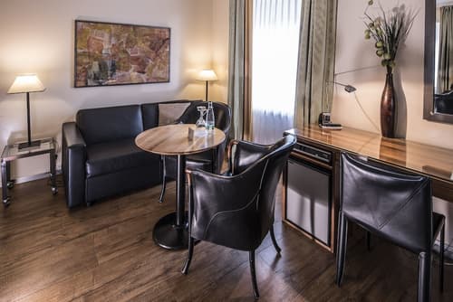 Central Plaza Hotel, Room