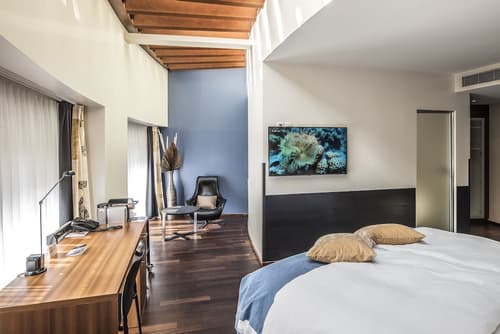 Central Plaza Hotel, Room