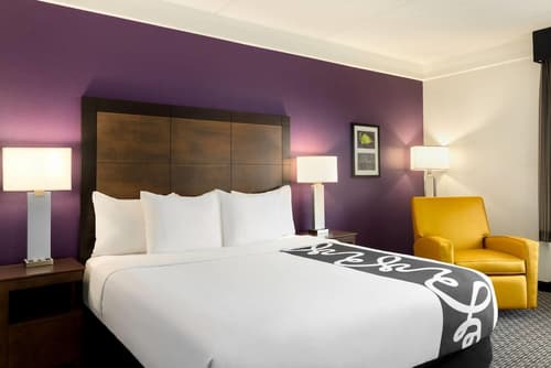 La Quinta Inn & Suites by Wyndham Arlington North 6 Flags Dr