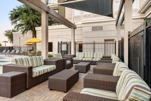 La Quinta Inn & Suites by Wyndham Arlington North 6 Flags Dr