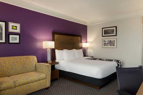La Quinta Inn & Suites by Wyndham Arlington North 6 Flags Dr