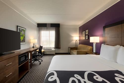 La Quinta Inn & Suites by Wyndham Arlington North 6 Flags Dr