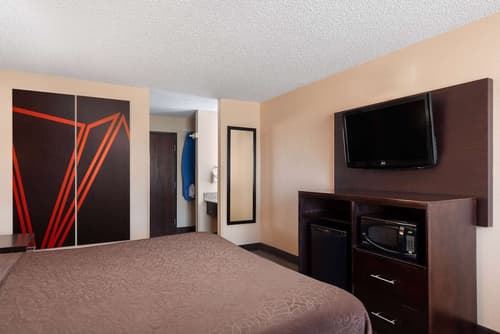 Howard Johnson by Wyndham Williams, Room