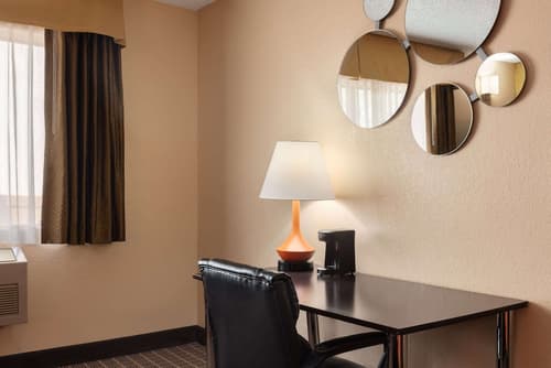 Howard Johnson by Wyndham Williams, Room