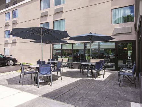 La Quinta Inn & Suites by Wyndham Portland DT/Maine Med, Exterior