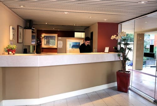 Twin Towers Inn, Reception