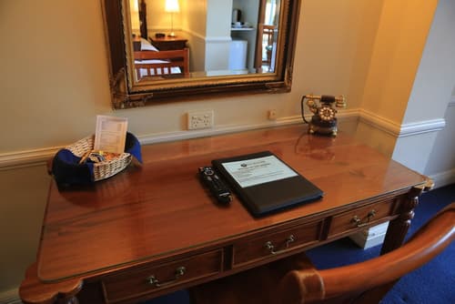 Twin Towers Inn, Room