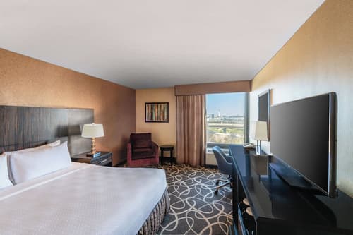 Crowne Plaza Newark Airport by IHG, Room