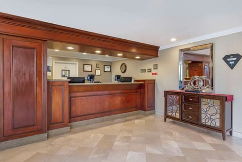 Best Western Plus Marina Shores Hotel