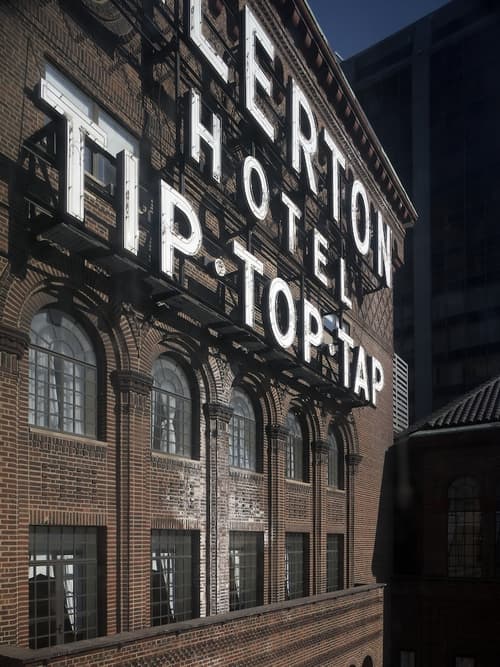 Warwick Allerton - Chicago, Front of property