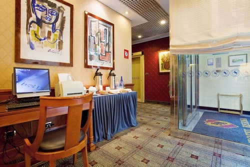 Hotel Berna, Interior entrance